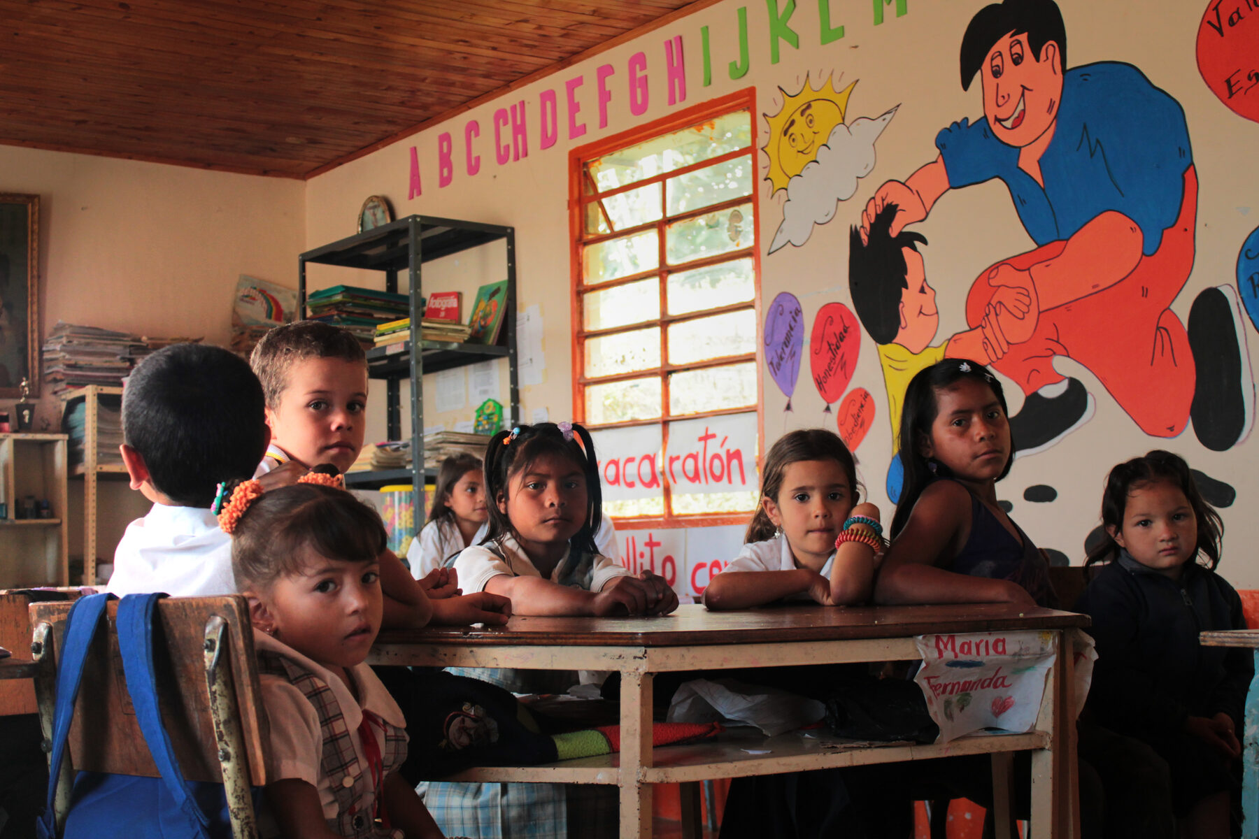 Niños en un aula rural